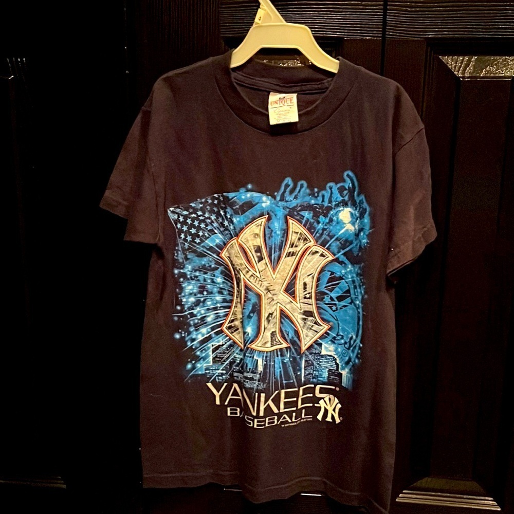 NY Yankees T-shirt 🌈